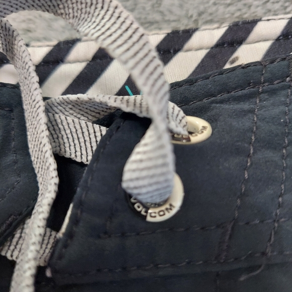 Volcom Shorts - Picture 4 of 7